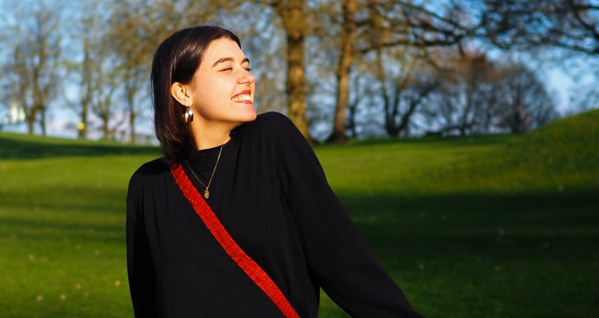 Paula lachend auf einer Wiese