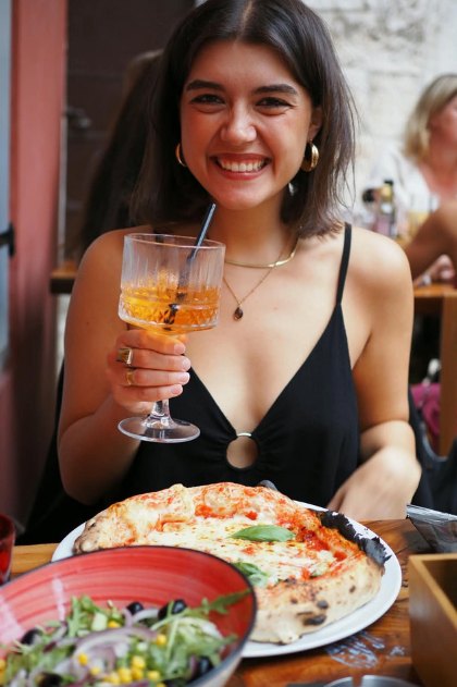 Paula mit Getränk und Pizza